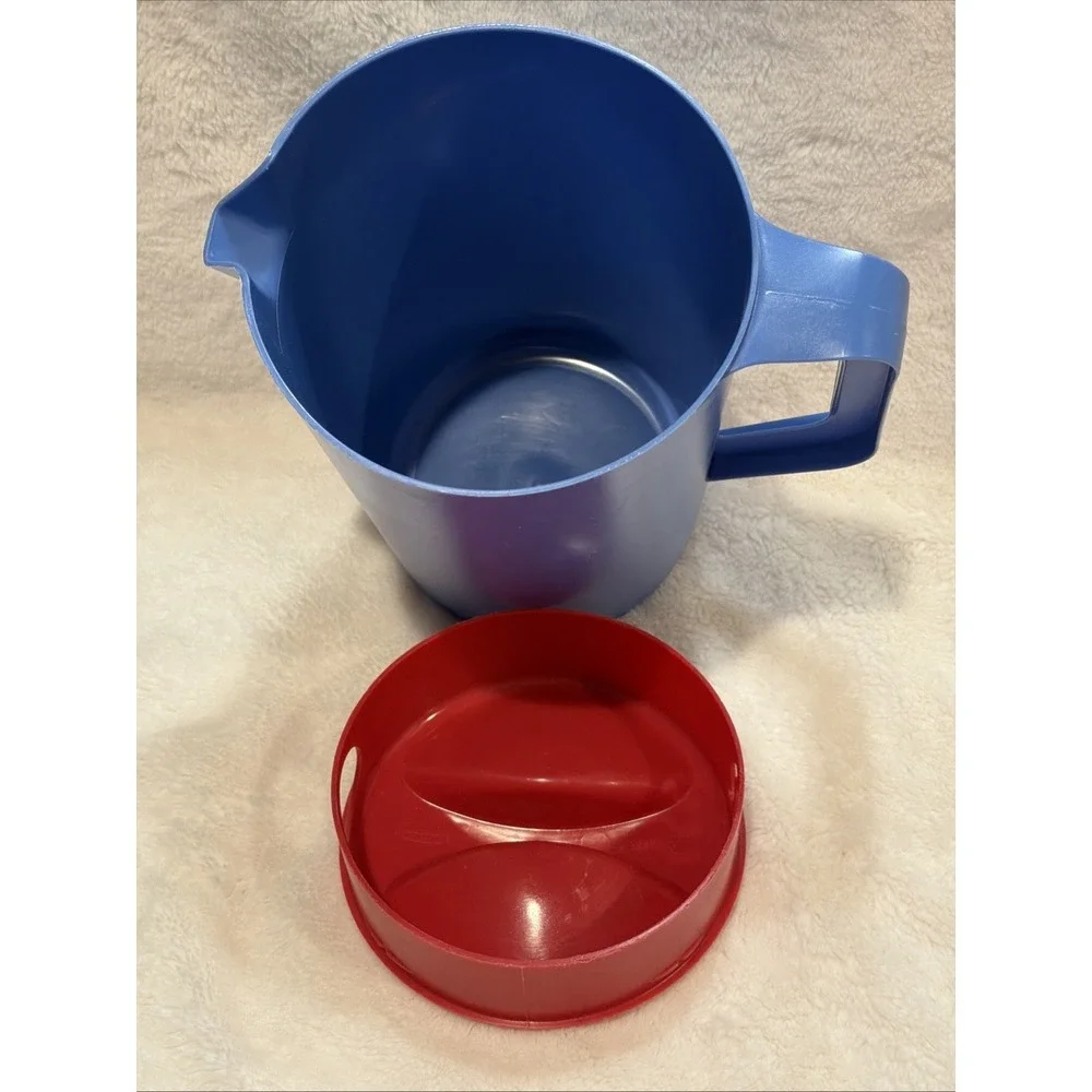 Vintage Rubbermaid 1 Gallon Pitcher Blue With Red Lid #2718 America July Summer